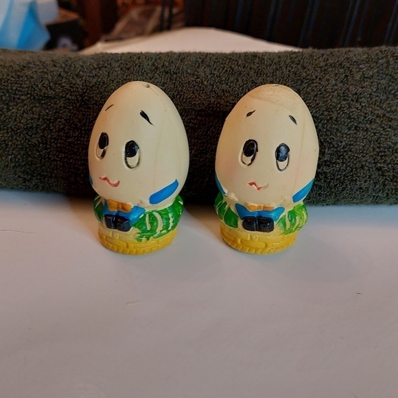 Vintage* 70s Egg-Shaped Humpty Dumpty Salt & Pepper Shakers - Picture 5 of 8